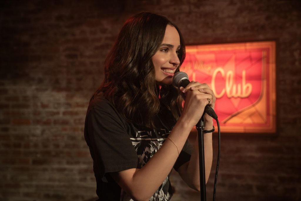 Alex (Sofia Carson) mengenakan band tee dalam daftar kehidupan