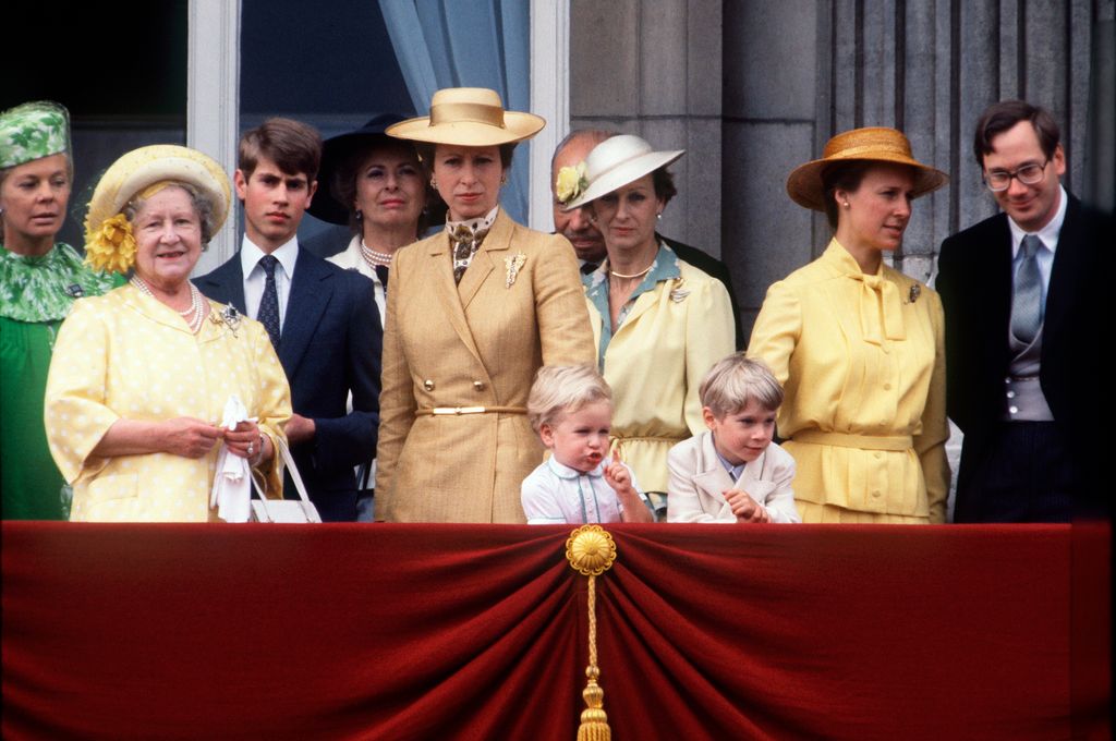 Duchess of Kent, ibu ratu, Pangeran Edward, Putri Anne, Putri Alexandra, Duchess of Gloucester dan Duke of Gloucester menyaksikan pasukan warna dari balkon Istana Buckingham. Peter Phillips menunjuk pada parade