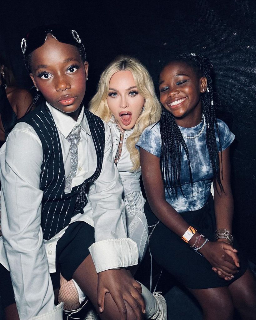 Madonna posa com suas filhas gêmeas Stella e Estere para uma foto em seu set no LadyLand 2024