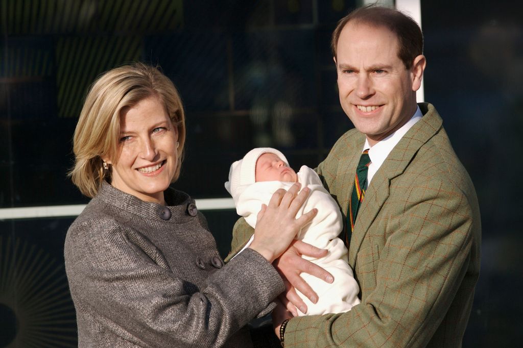 Príncipe Eduardo e Duquesa Sophie seguram um menino