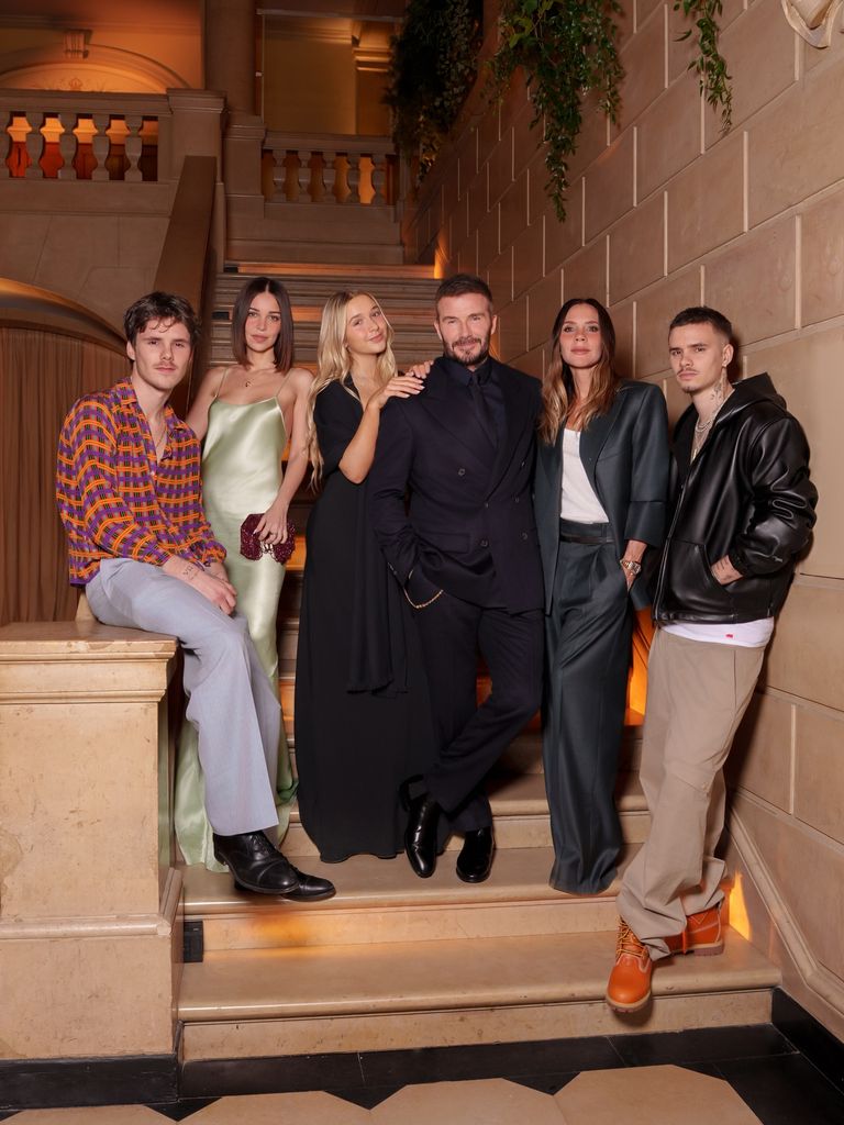 Victoria Beckham et sa famille après son défilé à la Fashion Week de Paris