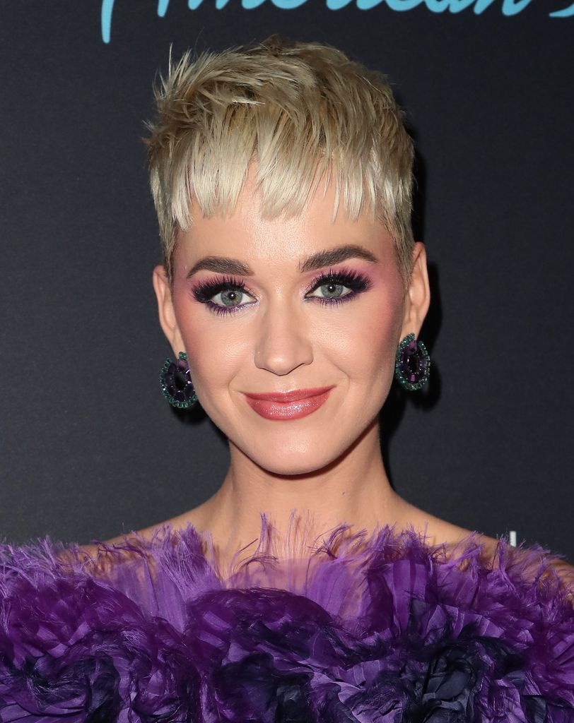 Katy Perry with blonde short hair 