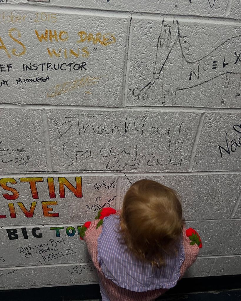 The youngster already loves the theatre at a young age thanks to her father Kevin and aunt Joanne