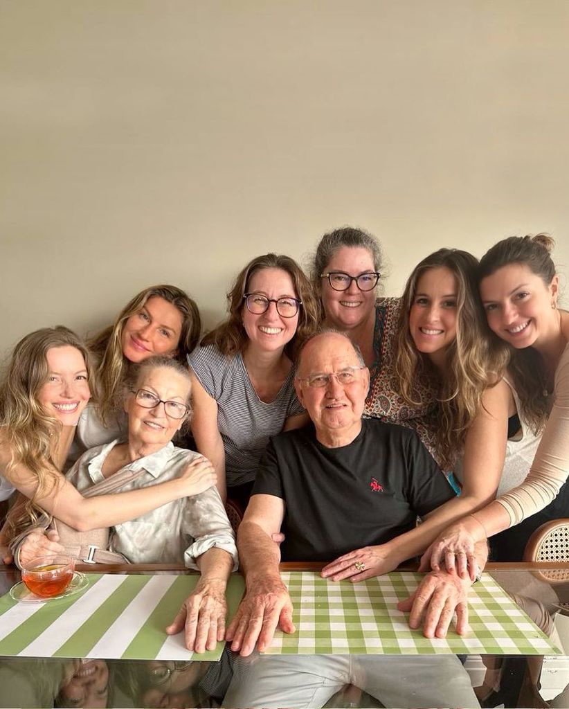 Gisele with her five sisters and parents