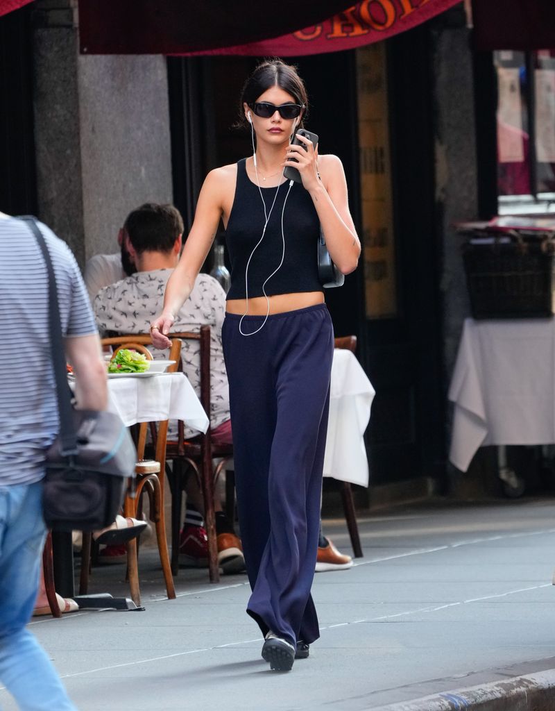 Toutes les fois Kaia Gerber a prouvé qu'elle était l'ultime muse de style de rue d'été 6 Kaia Gerber est vue dans le débardeur noir de Soho Un