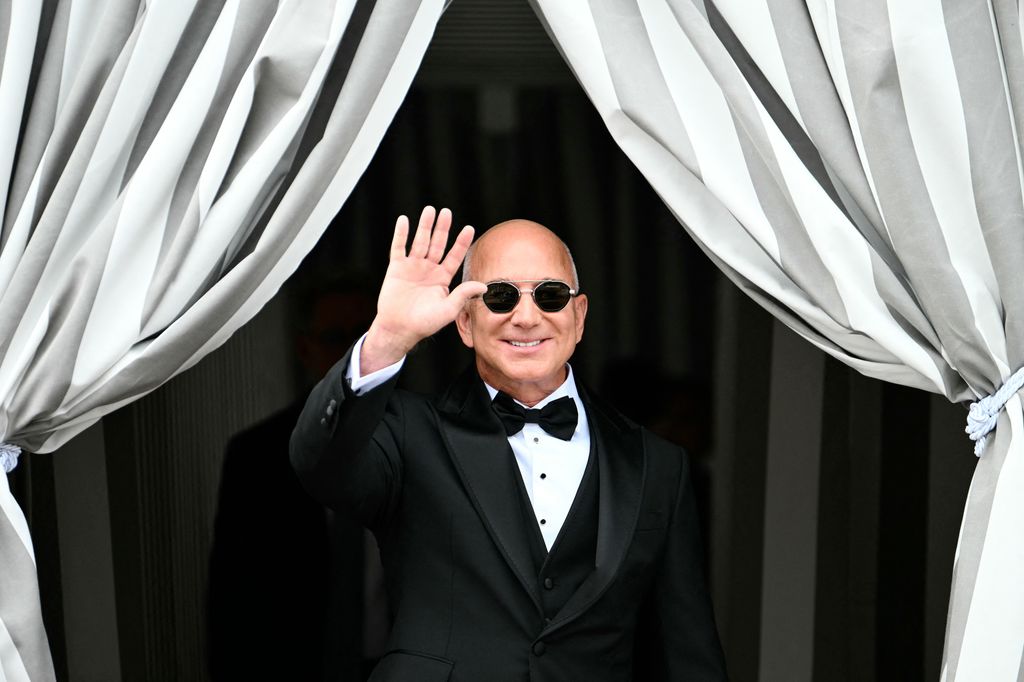 Jeff Bezos leaves the Aman Hotel on his wedding day 