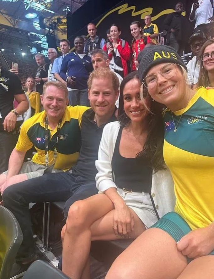Meghan Markle and Prince Harry speaking with members of Australian team at Invictus Games