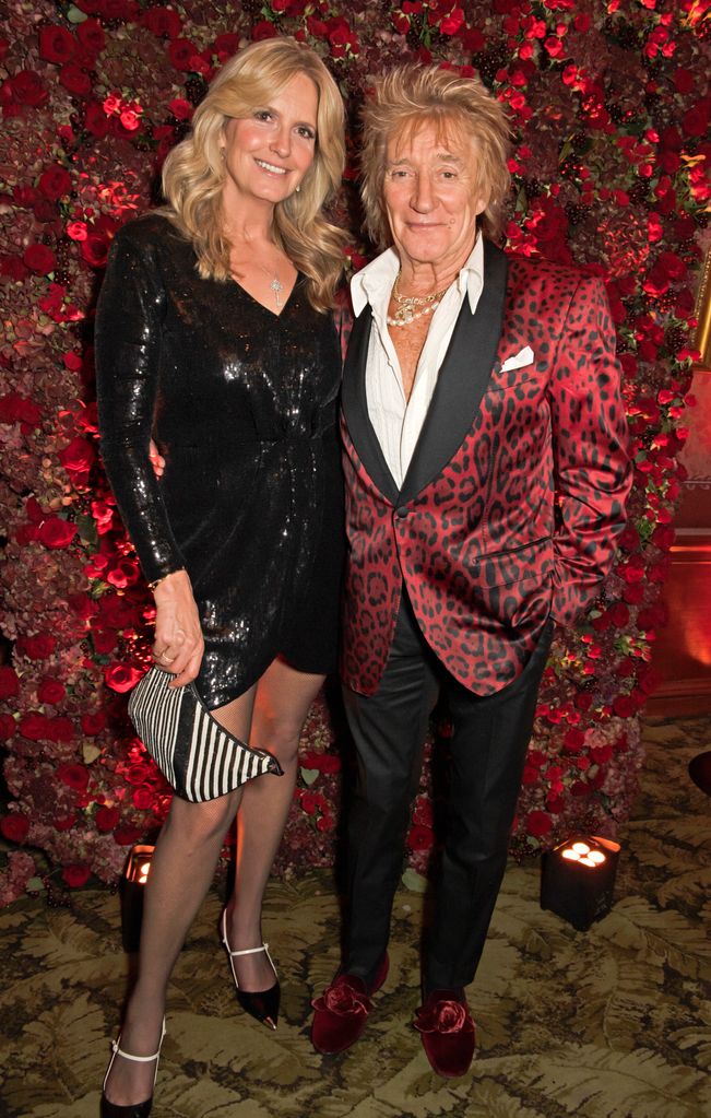 Penny Lancaster e Sir Rod Stewart participam da festa de 50 anos do Mark's Club em 24 de novembro de 2022 em Londres, Inglaterra