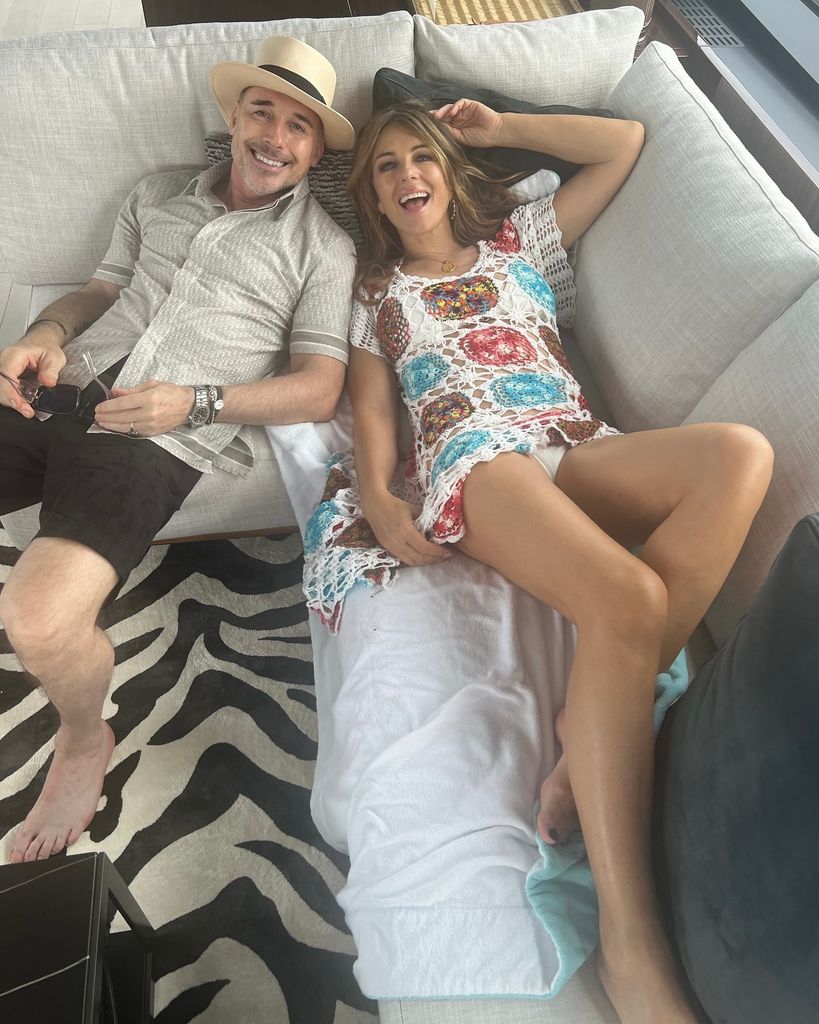 Elizabeth Hurley dan David mengatur sofa