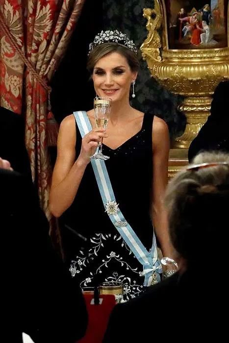Queen Letizia drinks champagne at state dinner in 2017
