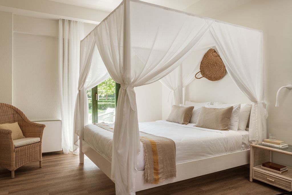 modern hotel bedroom with four poster bed 