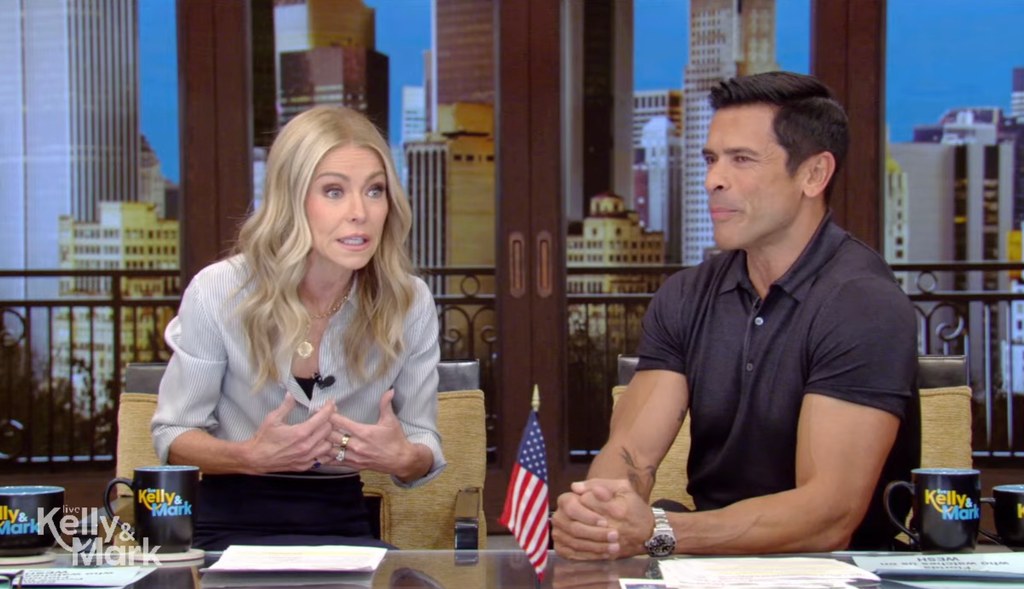 Kelly Ripa dan Mark Consuelos bereaksi pada angsuran "Hidup dengan Kelly dan Mark" pada 24 Februari 2025