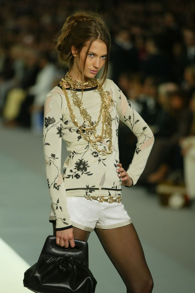 Un mannequin au défilé Chanel automne 2003 à Paris. 