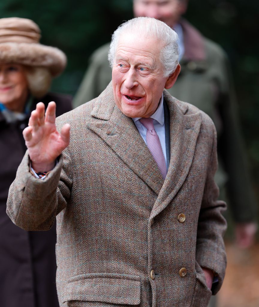 Le roi Charles III agitant sur Sandringham Estate 