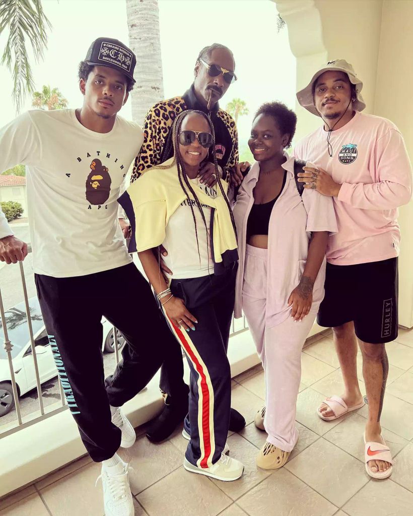 Snoop and Shante with their three kids