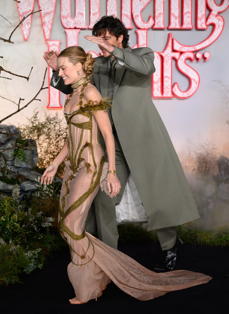 Une photo de Jacob Elordi protégeant Margot 'Robbie de la pluie