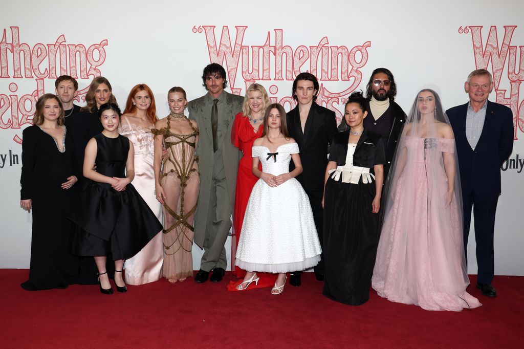 Martin Clunes posant avec ses co-stars, dont Margot Robbie et Jacob Elordi