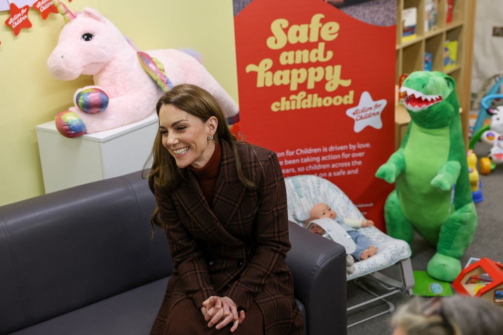 Kate Middleton di depan mainan di unit ibu dan bayi