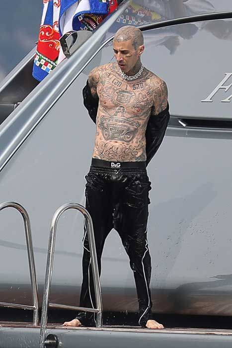 travis barker whats wrong