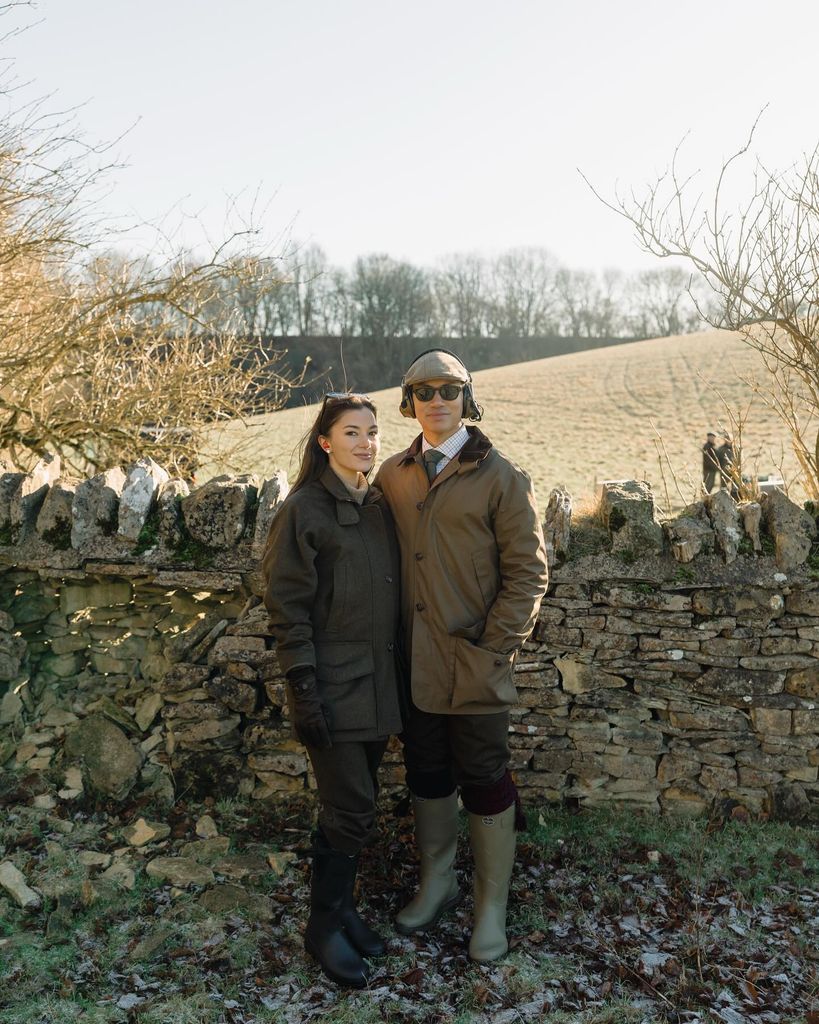 la princesse Anisha et le prince Mateen en tenues de campagne dans la campagne des Cotswolds