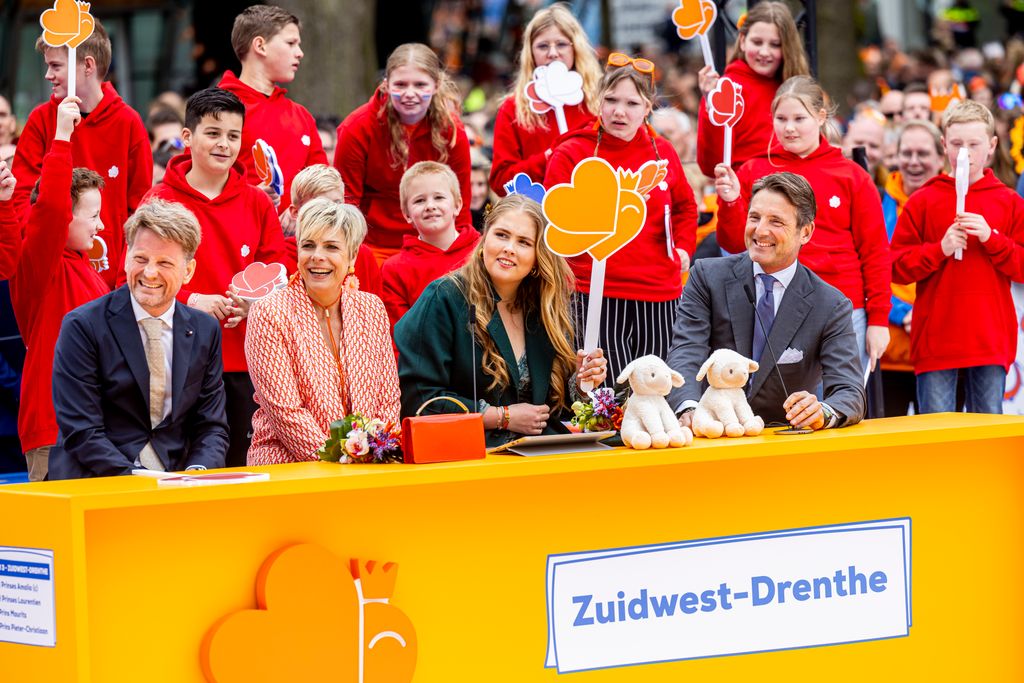 Prince Pieter-Christiaan, Pruncess Laurentien, Crown Princess Catharina-Amalia and Prince Maurits at an orange desk