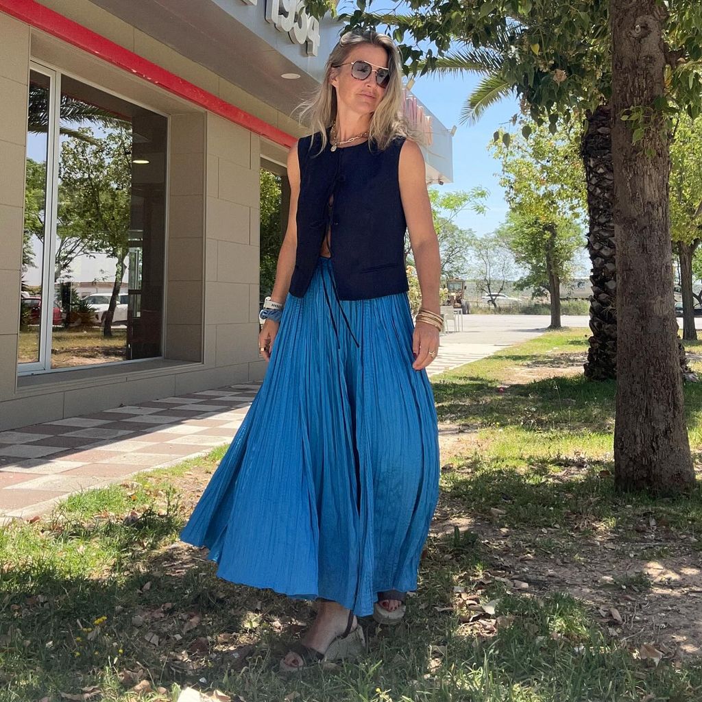 Helen en Navy Plus con Blue Scart afuera