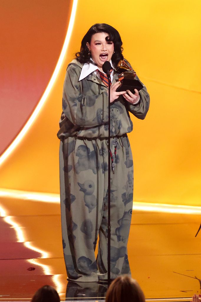 Une photo de Lola Young et de son Grammy Award