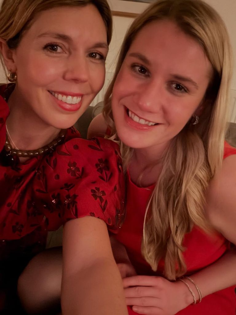 Carrie Johnson est la maman délicieuse ultime dans une mini-robe rouge brûlante 2 Une photo de Carrie Johnson portant une robe rouge