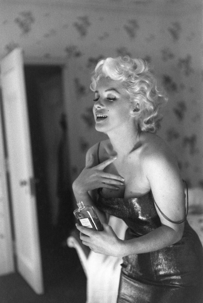 NEW YORK - MARCH 24: Actress Marilyn Monroe gets ready to go see the play "Cat On A Hot Tin Roof" playfully applying her make up and Chanel No. 5 Perfume on March 24, 1955 at the Ambassador Hotel in New York City, New York. (Photo by Ed Feingersh/Michael 