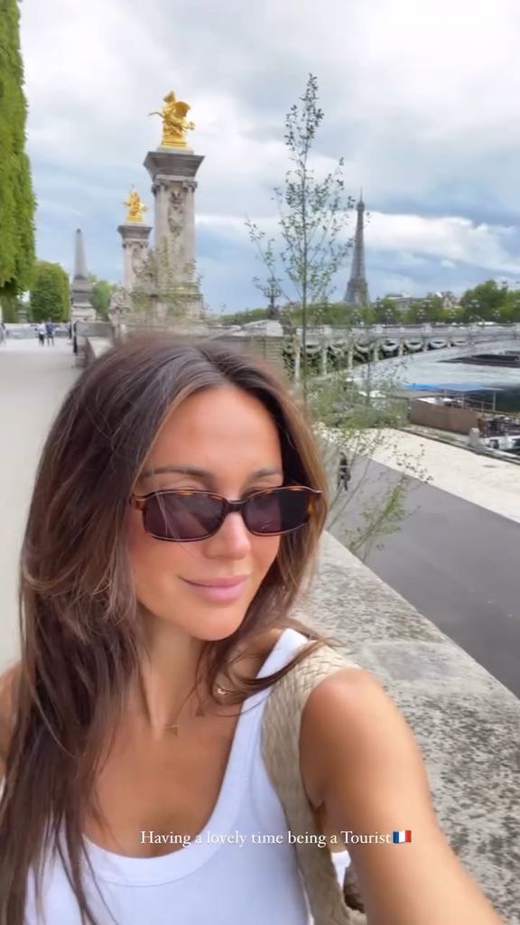 Michelle Keegan dans un haut blanc avec la tour Eiffel en arrière-plan