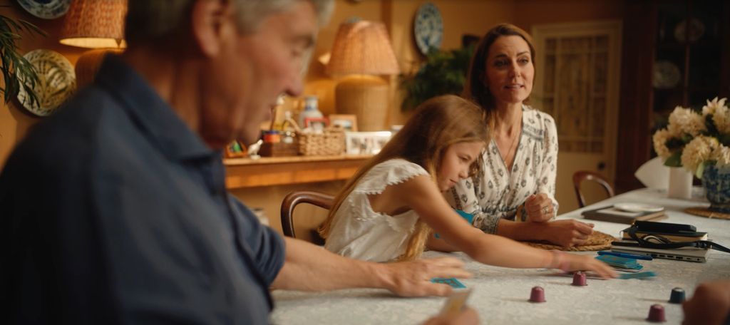 Kate Middleton jogando cartas com Michael Middleton e sua filha Princesa Charlotte