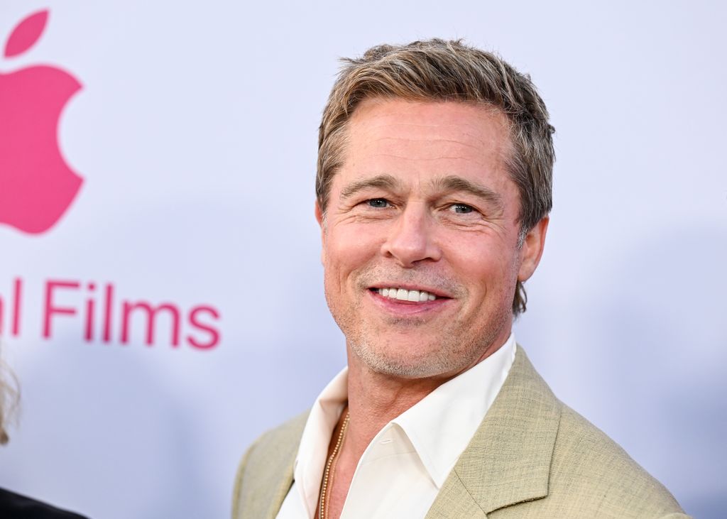 Cole Walliser de Glambot parle du tournage avec Brad Pitt, de la façon dont il a "effrayé" Ariana Grande et qui est sur sa liste de souhaits vidéo 2 Il a adoré filmer Brad
