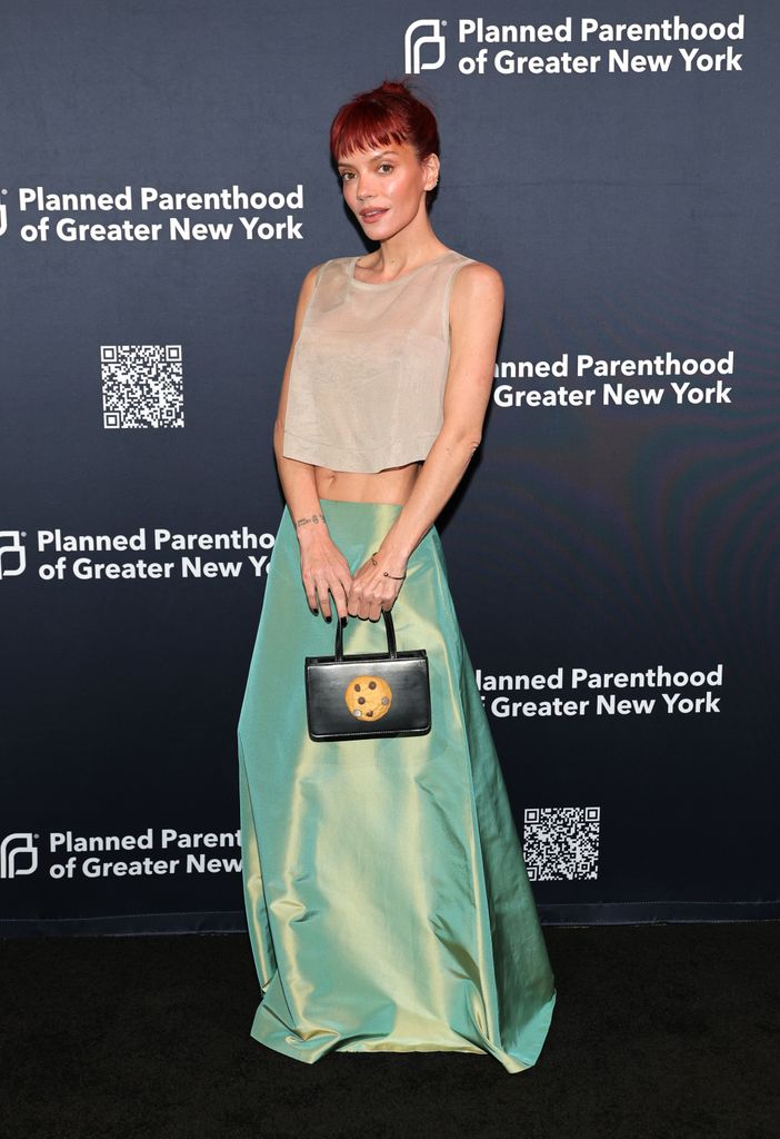  Lily Allen attends the 2025 Planned Parenthood New York Gala in green shimmer skirt