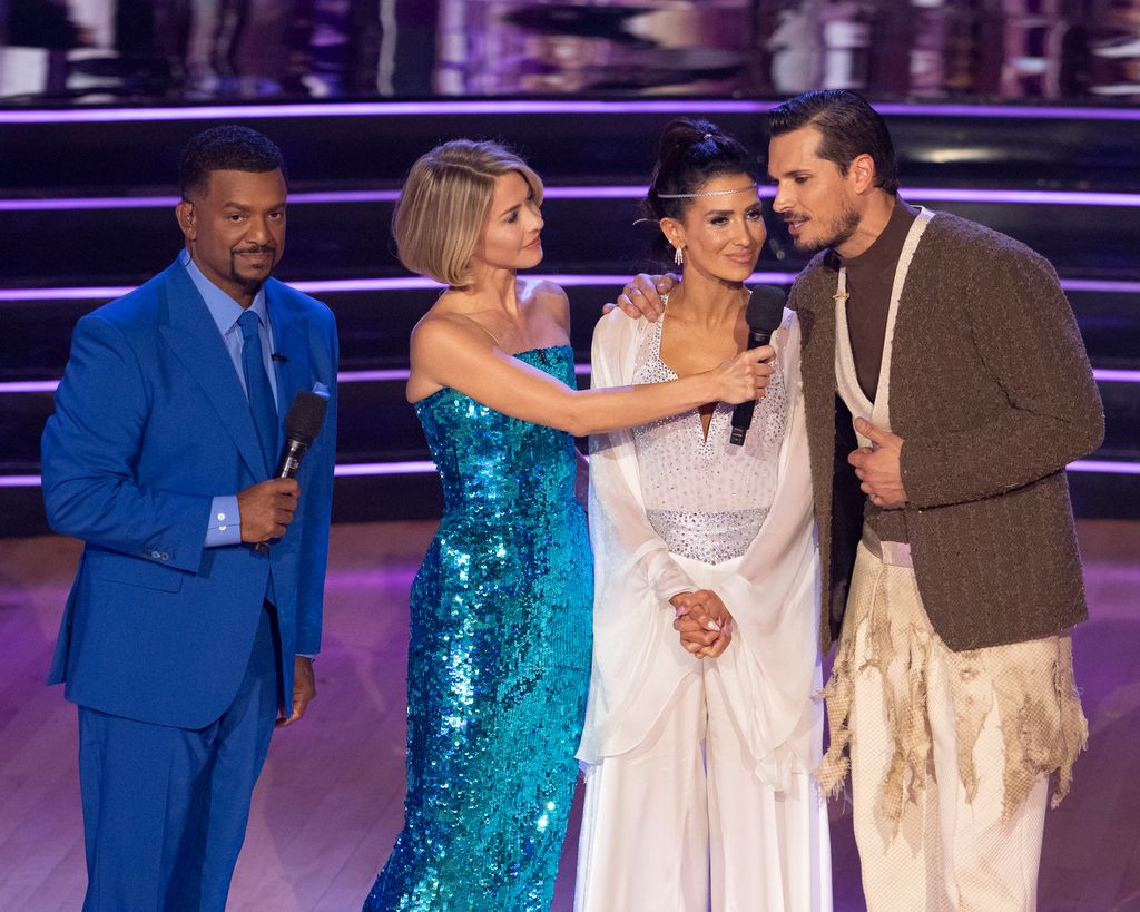 Alfonso Ribeiro Julianne Hough, Hilaria Baldwin, and Gleb Savchenko on DWTS