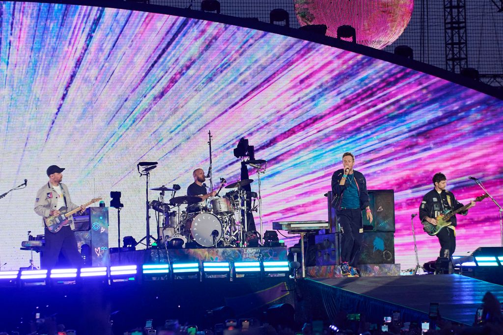 Jonny Buckland, Will Champion, Chris Martin et Guy Berryman de Coldplay se produisent au Rogers Stadium le 07 juillet 2025 