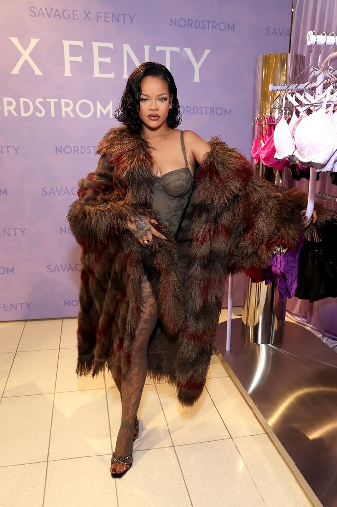 Rihanna w bieliźnie Savage x Fenty świętuje wystawne koronkowe miasto Nordstrom Century La