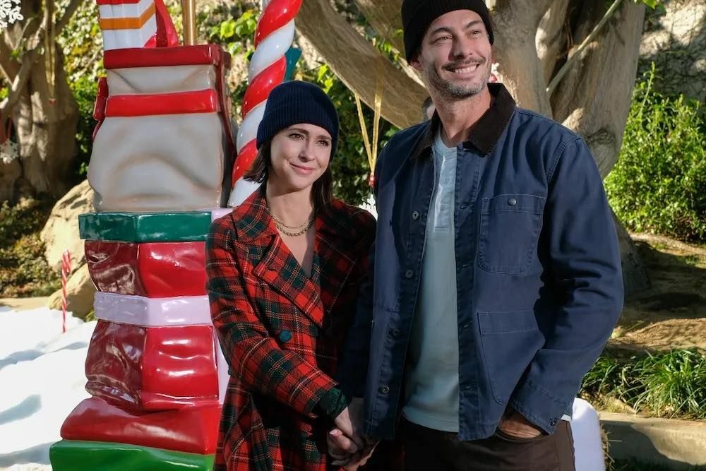 Jennifer Love Hewitt and Brian Hallisay in The Holiday Junkie