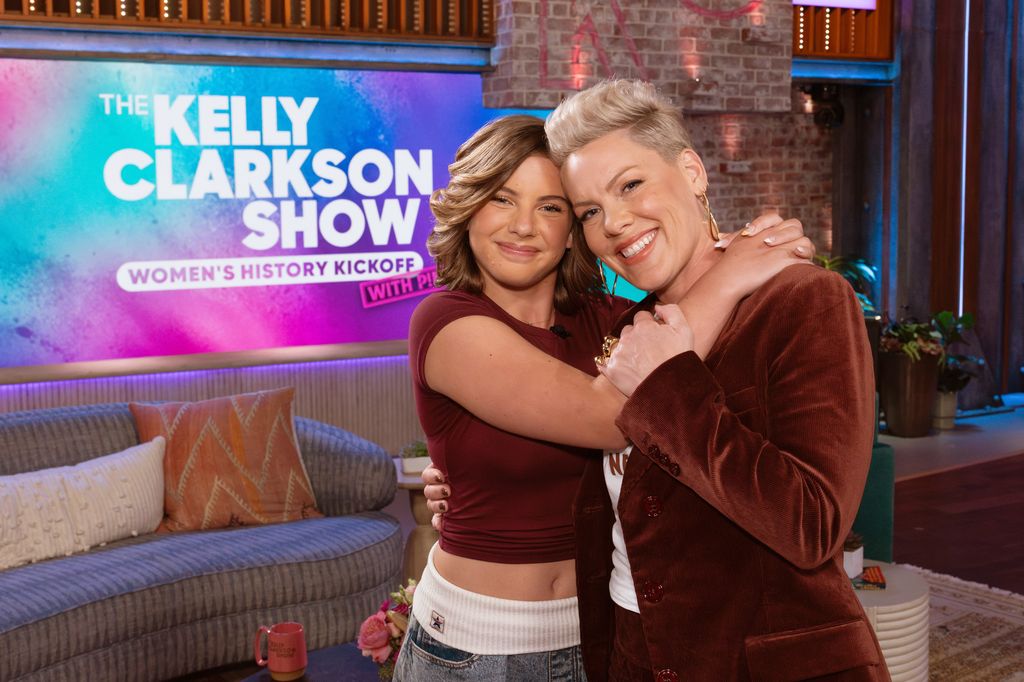Kelly Clarkson surprend le public de son talk-show avec la visite d'un animateur remplaçant – regardez 1 THE KELLY CLARKSON SHOW -- Épisode A5101 -- Sur la photo : (de gauche à droite) Willow Hart, P!NK