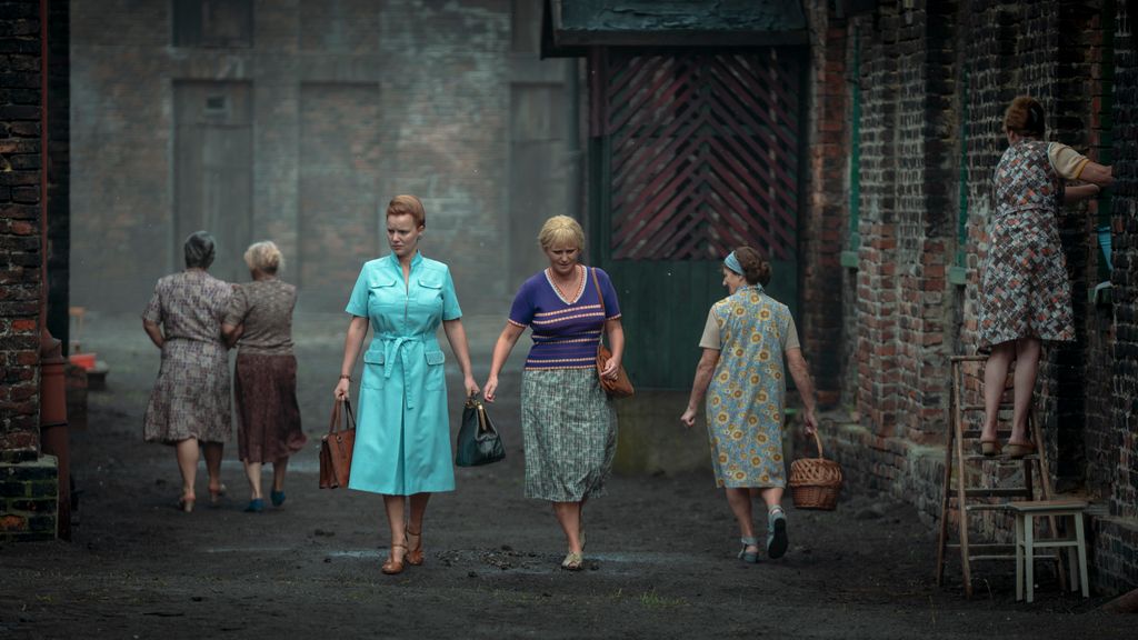 Le drame en 6 parties de Netflix, Lead Children, salué comme un « incontournable » – et il est basé sur une histoire vraie poignante 1 Deux femmes marchant dans une rue dans un alambic de Lead Children