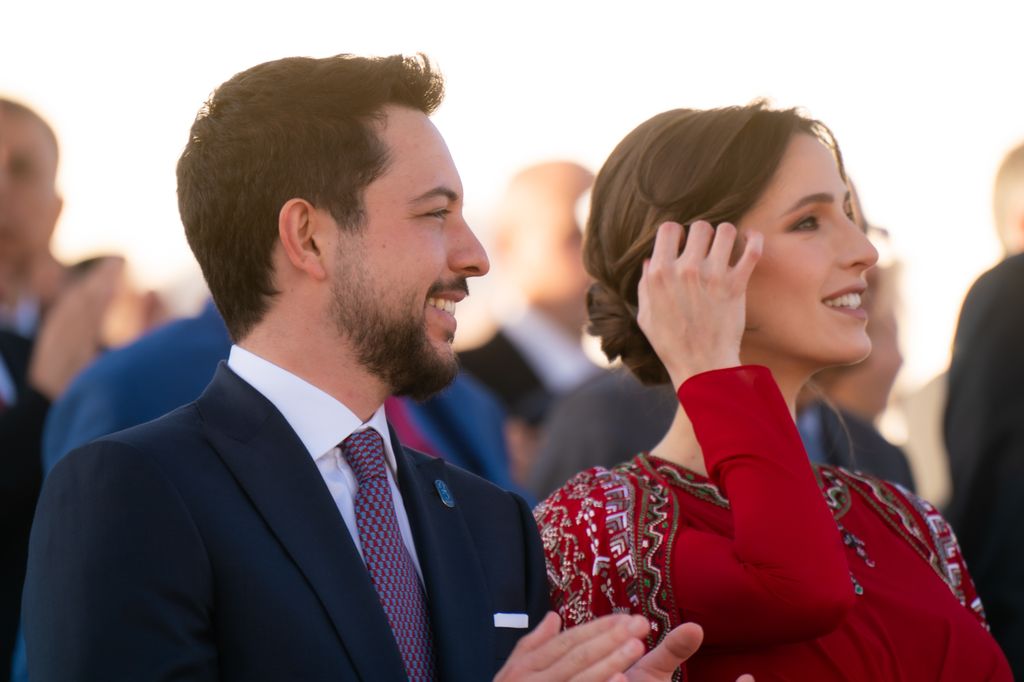 Príncipe herdeiro Al Hussein ao lado de sua esposa, a princesa Rajwa