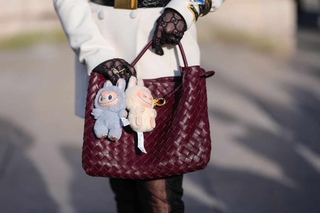 Mejores encantos: las fotos son de Street Styling Star que lleva una bolsa de Botteoga con dos esquinas de Labubu adjuntas