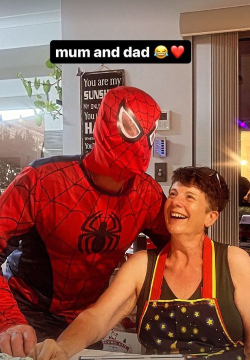 Um homem vestido de Homem-Aranha com uma mulher idosa
