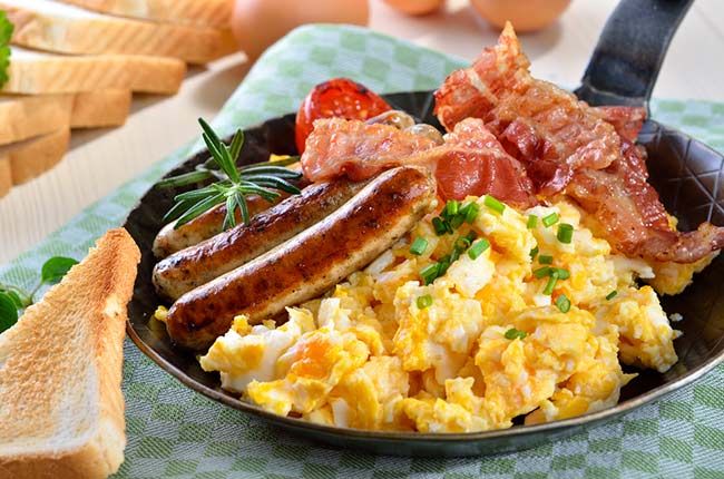 fry up bacon sausages eggs plate