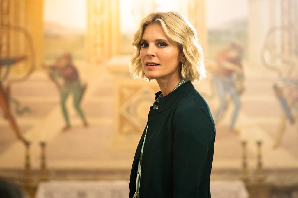 femme blonde debout devant la peinture