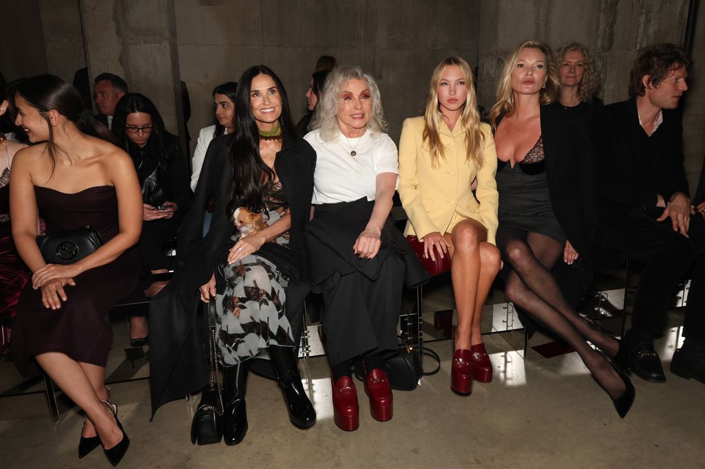 Demi Moore, Debbie Harry, Lila Moss, Kate Moss e Nikolai von Bismarck participam do desfile de moda Gucci Cruise 2025 