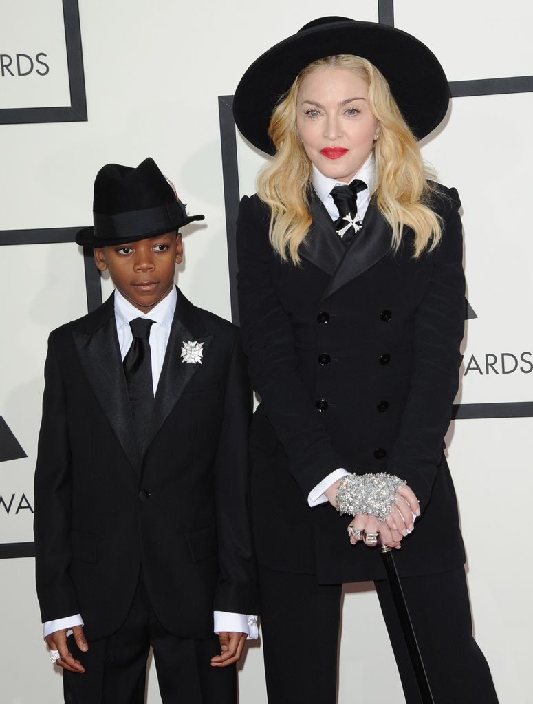 Madonna e David Banda em ternos pretos combinando