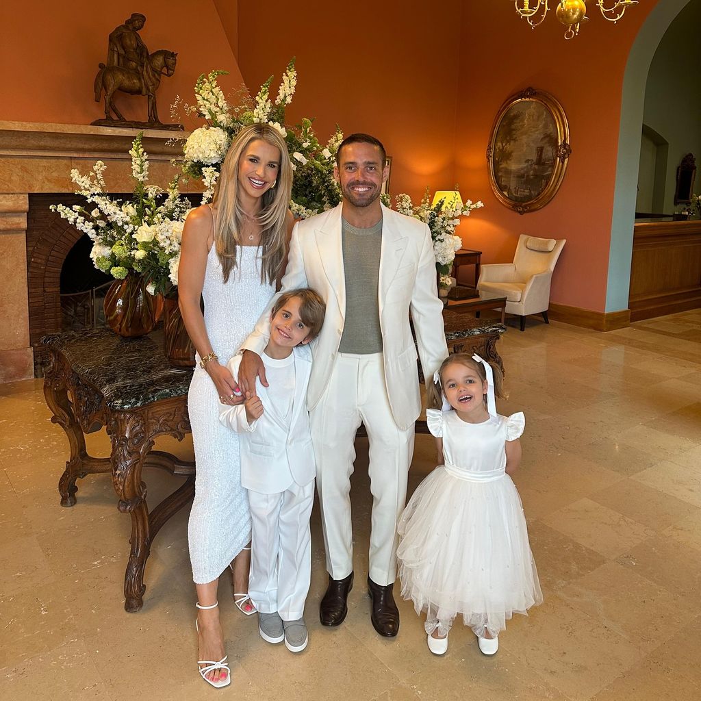 Vogue Williams y Spencer, hijo e hijas con ropa blanca