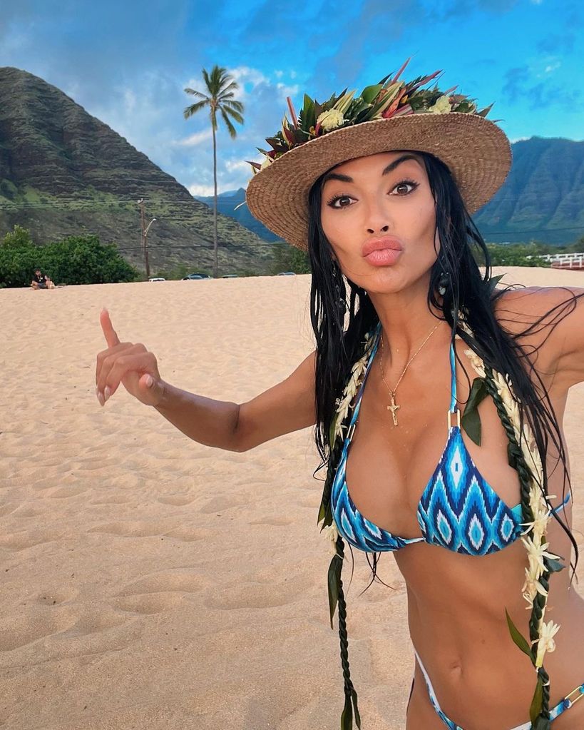 nicole scherzinger blue bikini straw hat beach hawaii