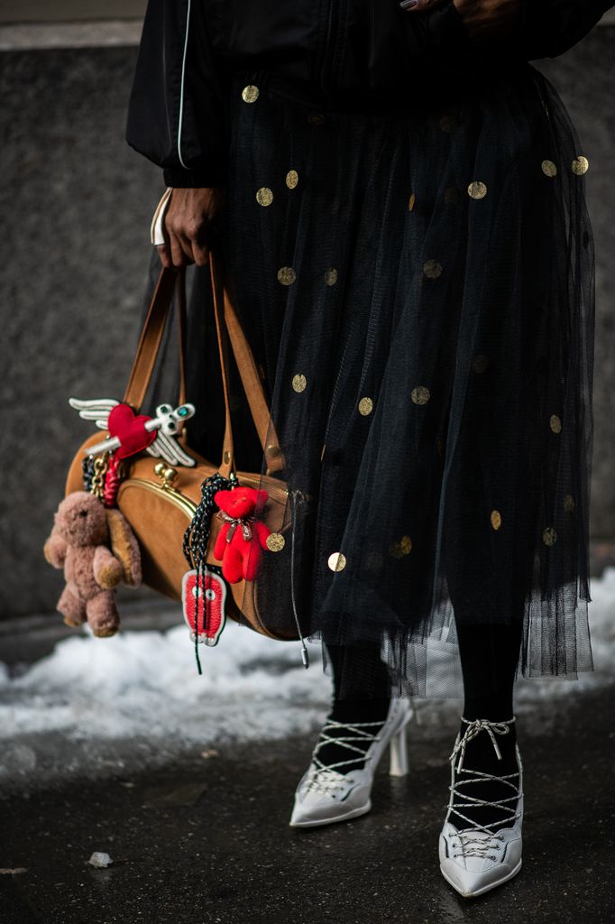 Un gros plan d'un sac recouvert de breloques de sac 