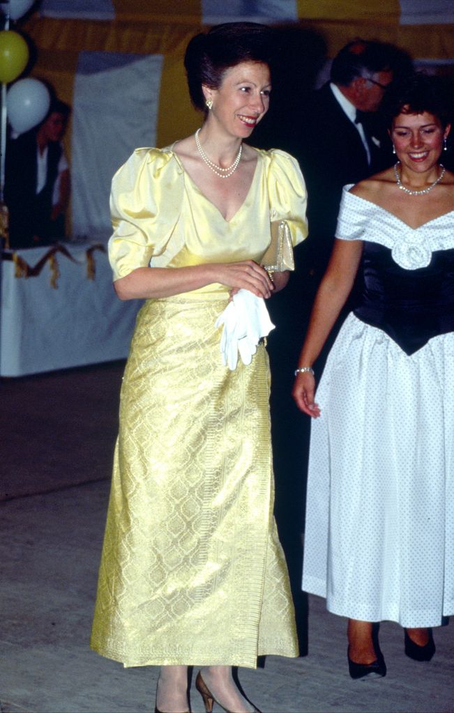 Princesa Anne é um vestido amarelo com mangas bufantes